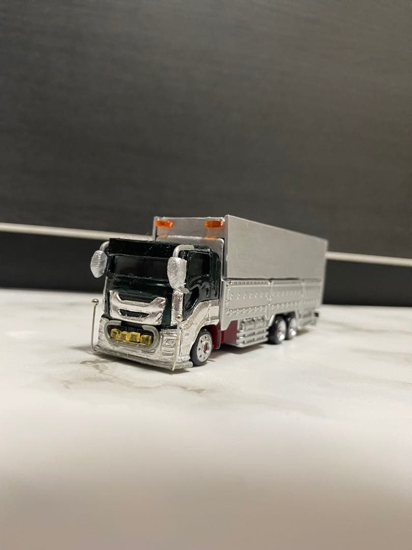 トミカ　ギガ　ウイング車