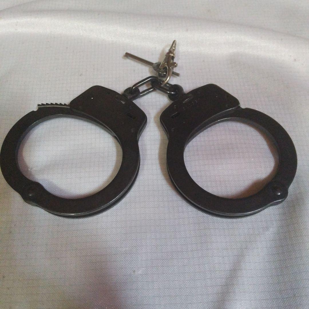 新年値下げ S&W黒い金属製手錠と鍵付き
