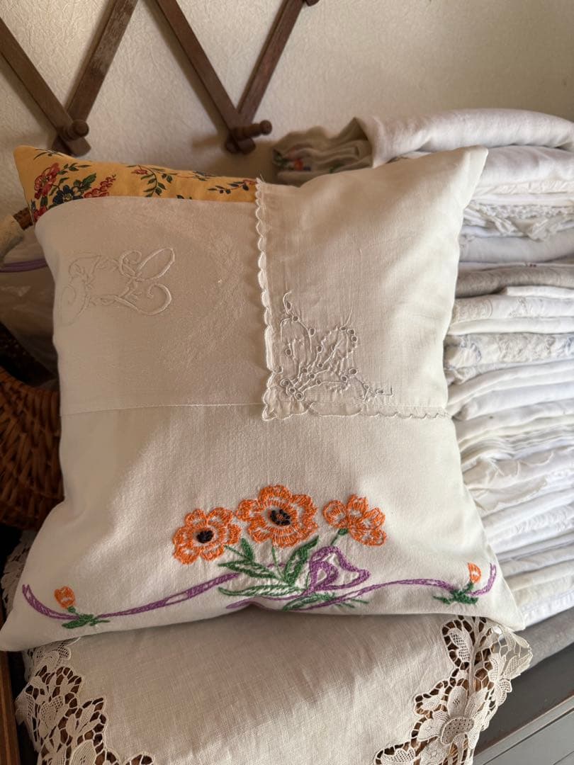 今日のお品ஐ⋆*アンティーク花柄刺繍とモノグラムのクッションカバー