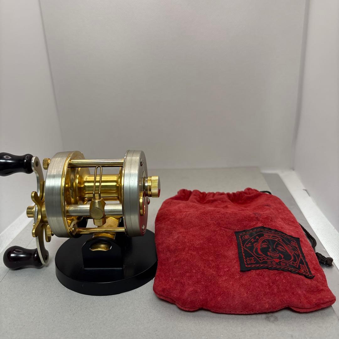 道楽マツモトーイＡ-20ベイトリール ゴールド/シルバー 収納袋付き