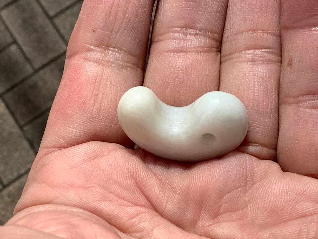 極上物✳きらきら味の素‼️小滝産糸魚川翡翠勾玉　氷の世界へアイスジェイド　鑑別書付