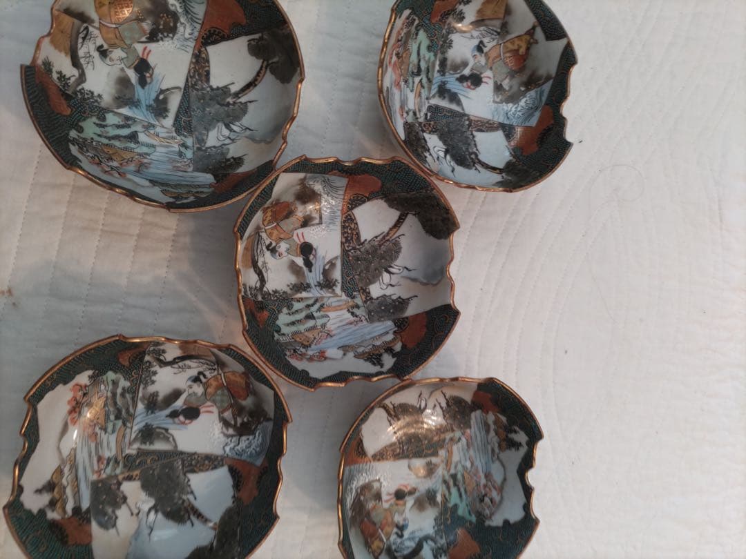 骨董品　九谷焼　お蔵より発見！５個組　希少！　形や金の縁。見ていて素晴らしい。