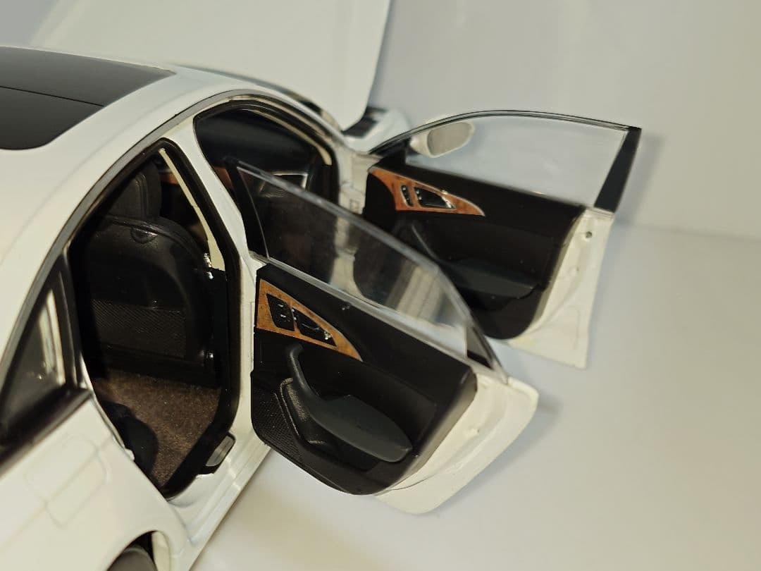 希少 海外流通品 Audi A6L 1/18 ミニカー ホワイト