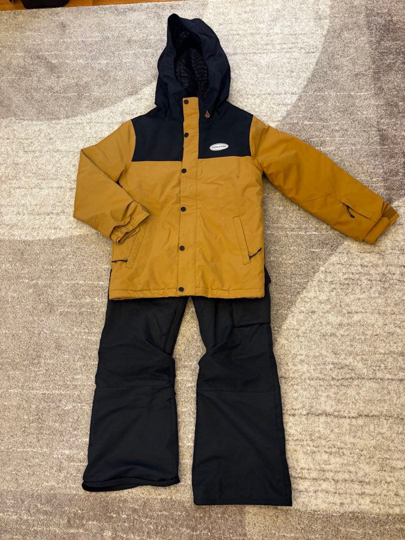 VOLCOM★スノーボードウェアセット150　プロテクターのおまけ付き