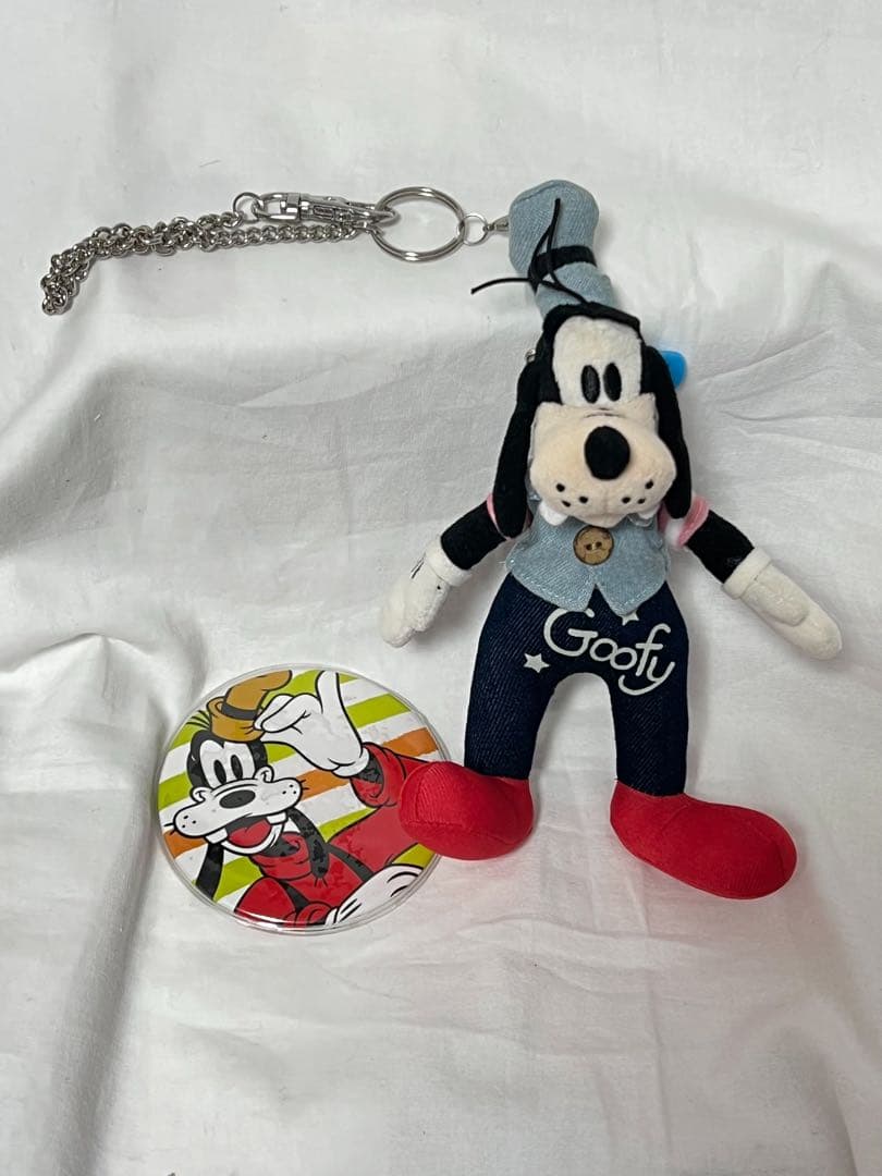 匿名配送/ディズニーストア グーフィー プラッシュキーチェーン＋缶バッジ