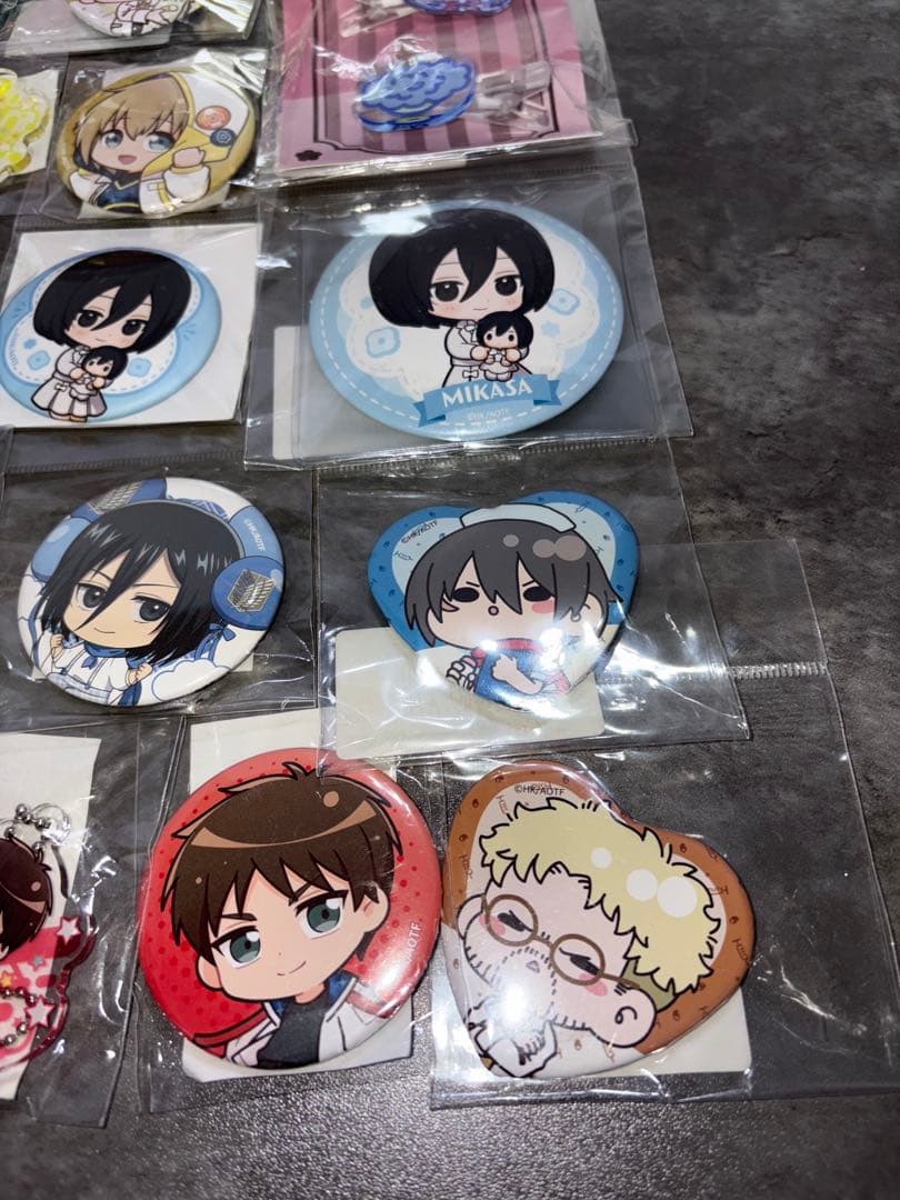 進撃の巨人　グッズ　まとめ売り　アクリルキーホルダー　缶バッジ