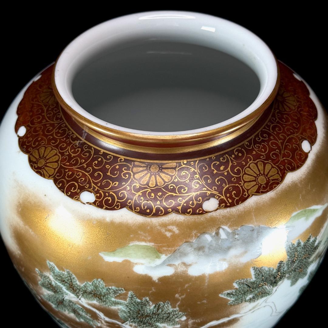 九谷焼　錦山窯　金彩色絵楼閣山水風景図壺　高さ20.5cm