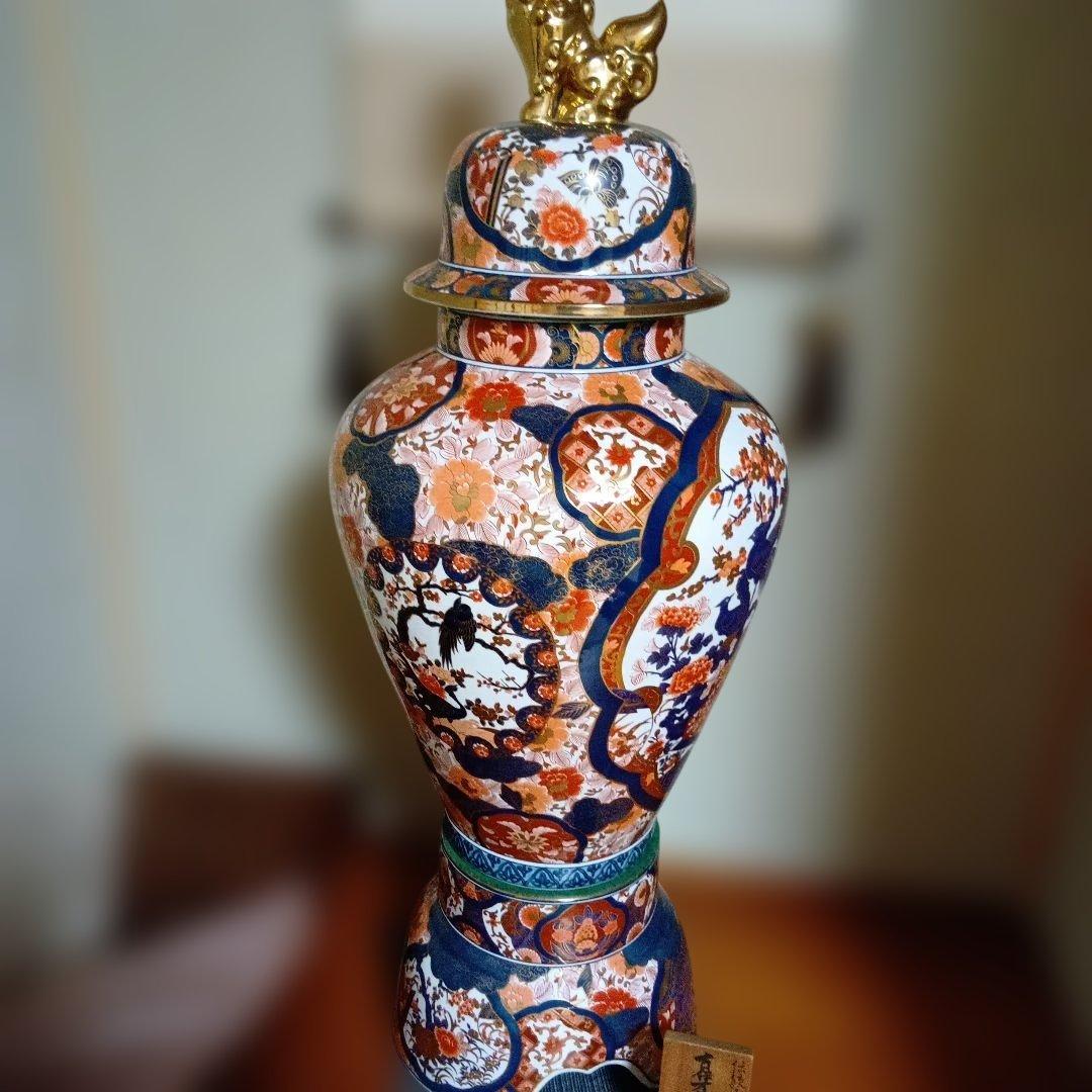 金色獅子の蓋付き陶器花瓶