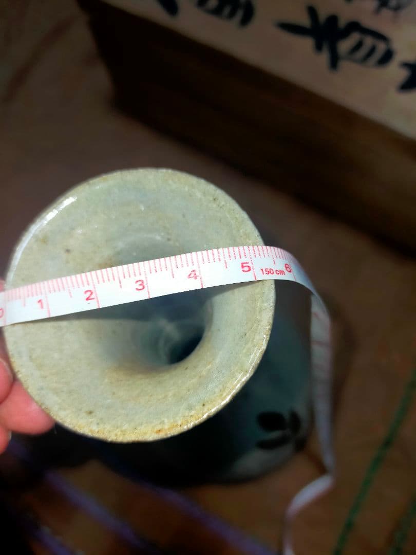 手に持つとしっくり来るという表現がピッタリの写真よりも実物の方が鼠色っぽ鶴首壷