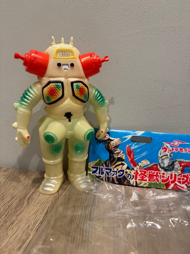 ブルマァクの怪獣シリーズ ウルトラセブン キングジョー蓄光版