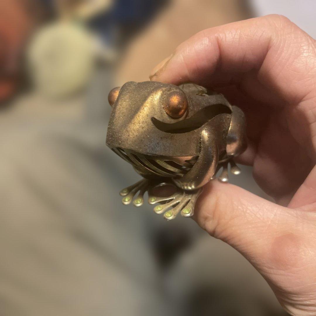 金属製カエルフィギュア