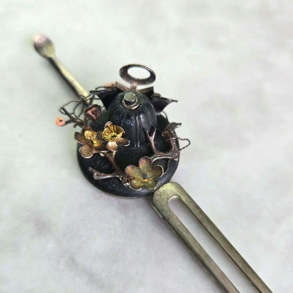 逸品　アンティーク　金工　簪　兜　銀かんざし　珊瑚　G1　着物　金工　骨董