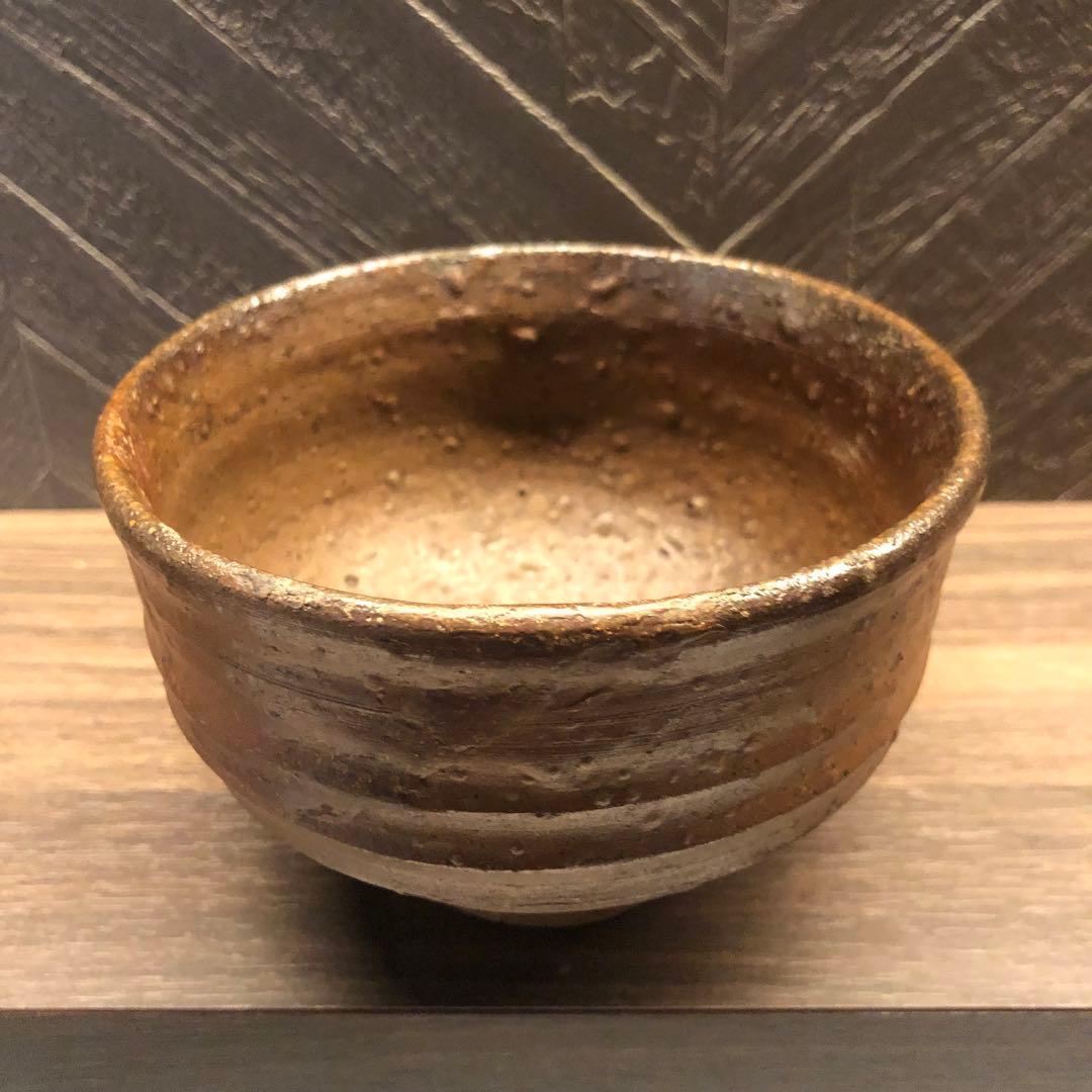 究極の美◾️蔵から焦茶色のつぶつぶした美しい雰囲気の抹茶茶碗が出て来ました。
