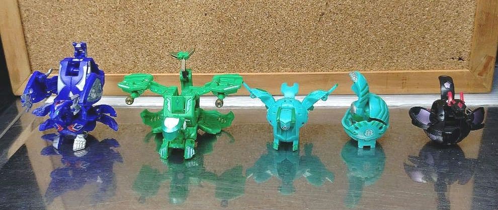 爆丸　32個 内パーツ破損1個 パーツ欠損２個 赤い専用ケース　カード無し