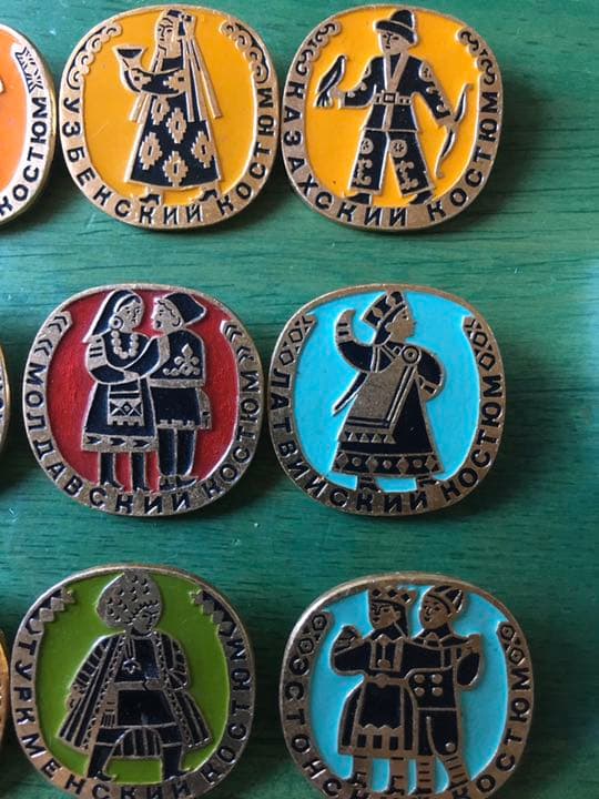 ソ連15共和国　民族衣装バッチ