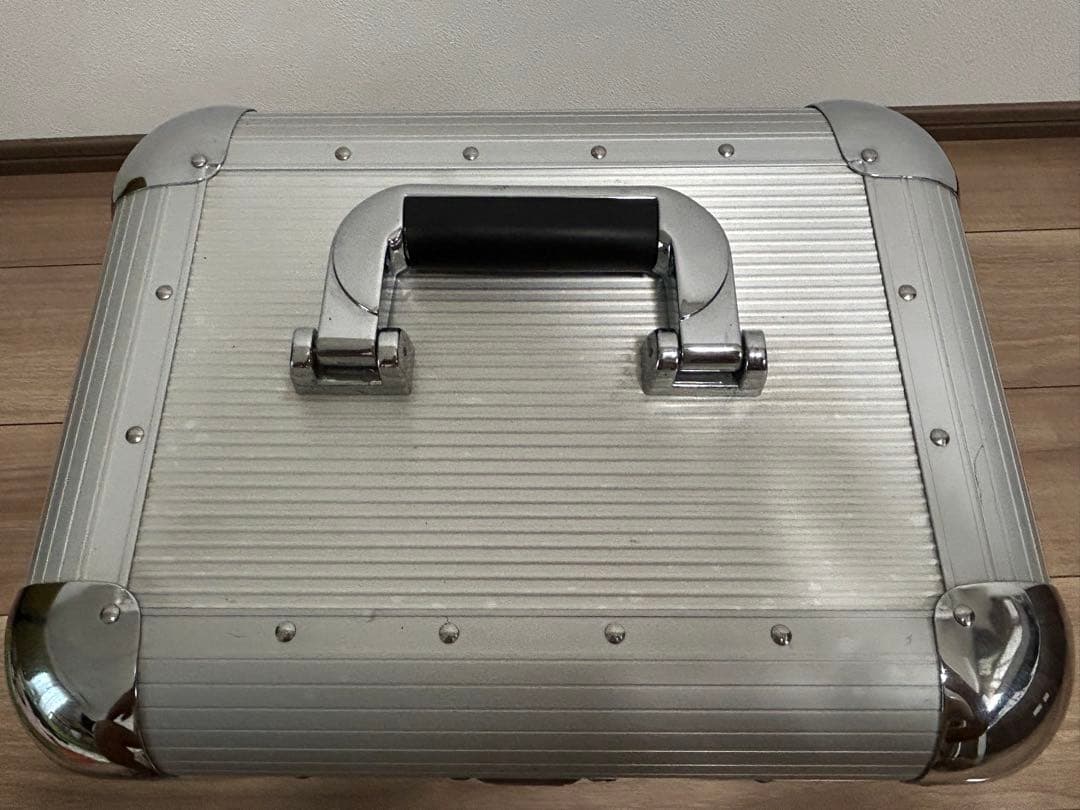 【匿名配送】レコード収納ケース LP版50枚収納 アルミシルバー　DJ機材