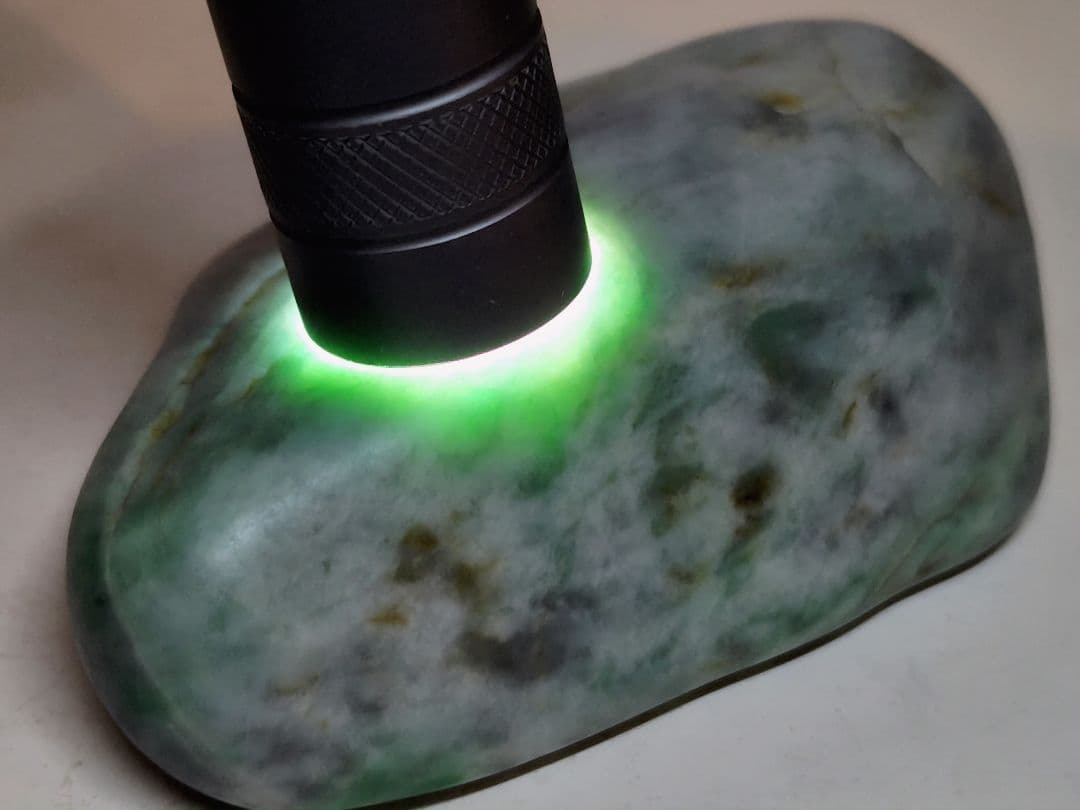 淡灰緑 212g 翡翠 ヒスイ 原石 鑑賞石 自然石 誕生石 鉱物 鉱石 水石