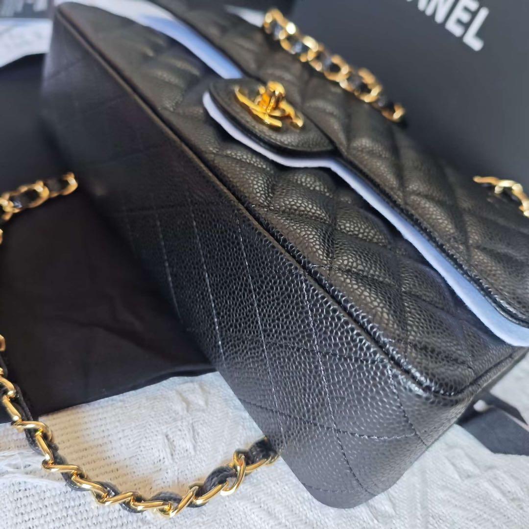 キルティングデザインのブラックレザーショルダーバッグ、ゴールドチェーン付き