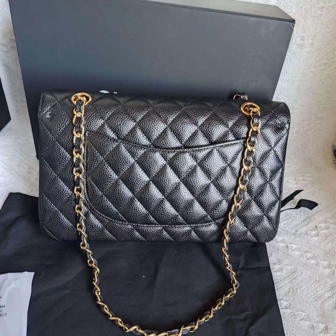 キルティングデザインのブラックレザーショルダーバッグ、ゴールドチェーン付き