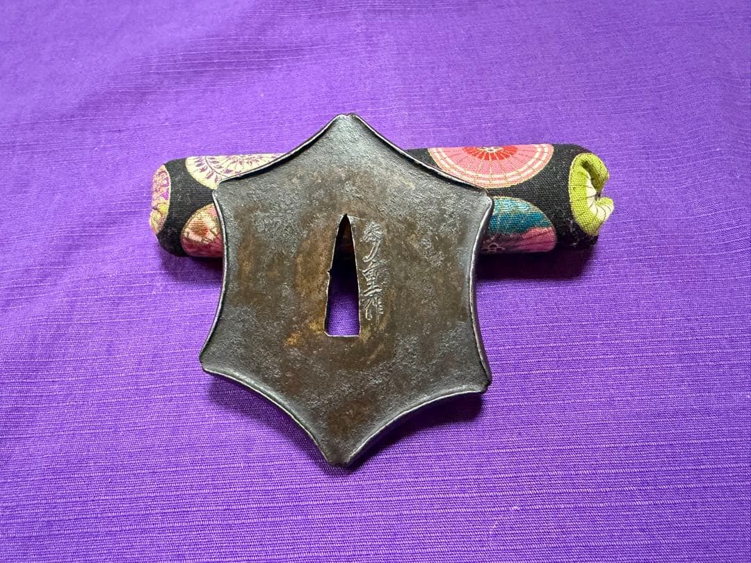 無孔無櫃　武用鍔　秀重作　予州正阿弥　六方富士型木瓜　鉄鐔（日本刀装具小柄小刀拵