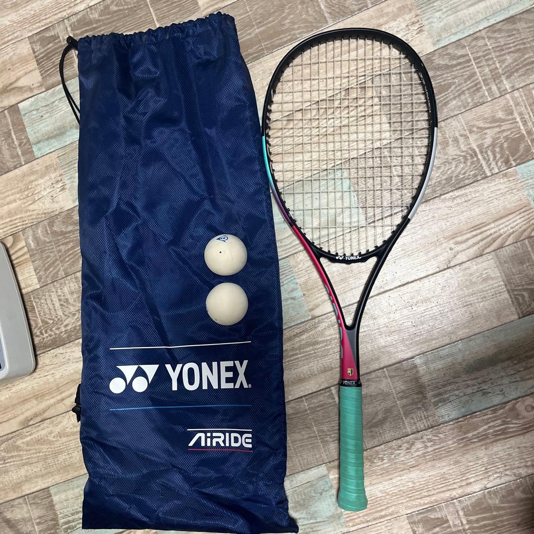 YONEX AIRIDE テニスラケットとボール