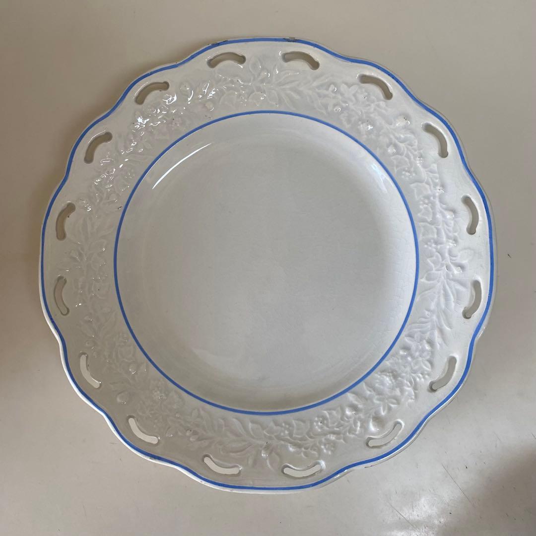 Choisy le Roi 白いレリーフのお皿