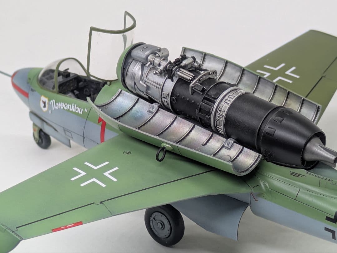1/48ドイツ空軍戦闘機　ハインケルHe162 A-2 “サラマンダー“ 完成品