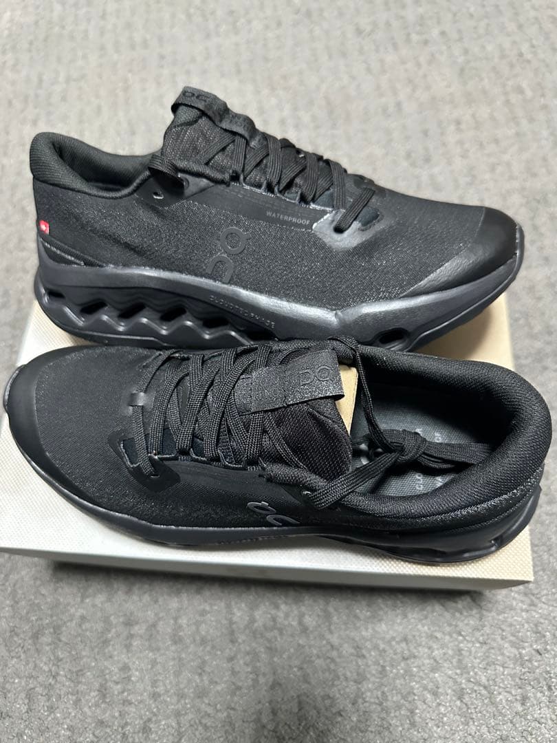 On 防水ランニングシューズ ブラックCloudsurfer Trail 2WP