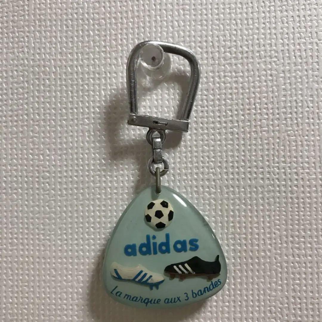 ヴィンテージ  フランス　ブルボンキーホルダー　adidas