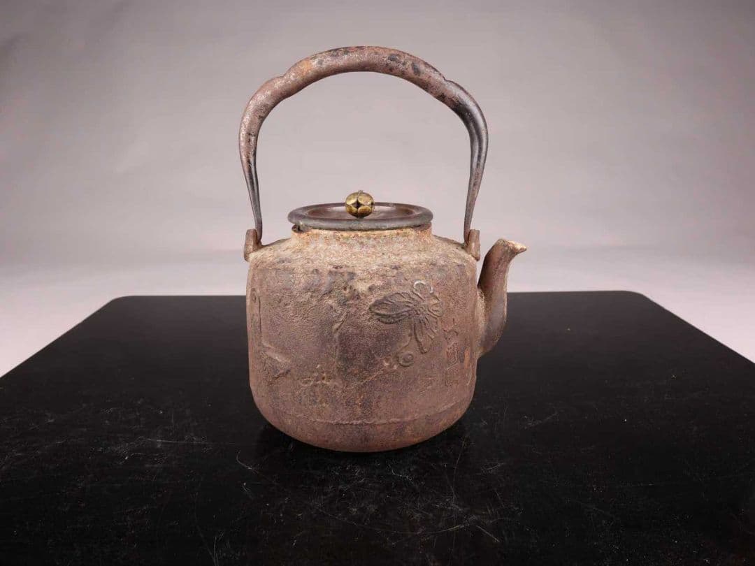 A1002鉄瓶 大国寿郎作 蝶文 湯沸 茶道具 重量2464g 1500ml