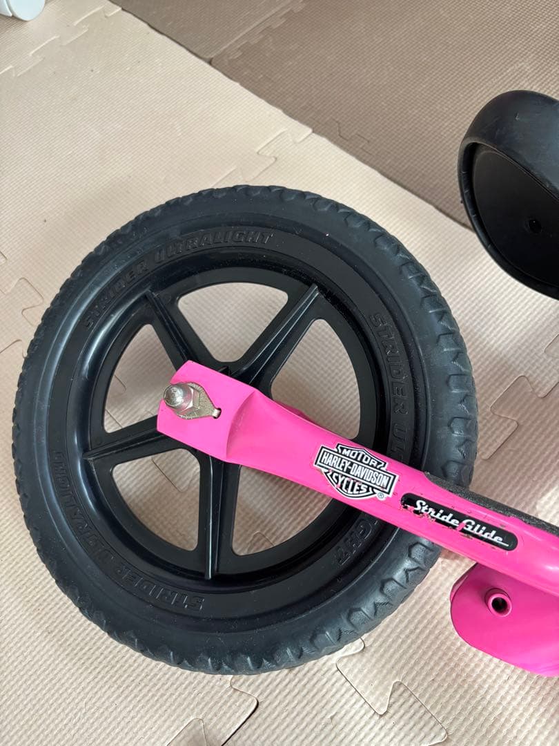 ⭐︎送料込み　カッコいい！　ハーレーダビッドソン　ストライダー　大きめサドル付き⭐︎