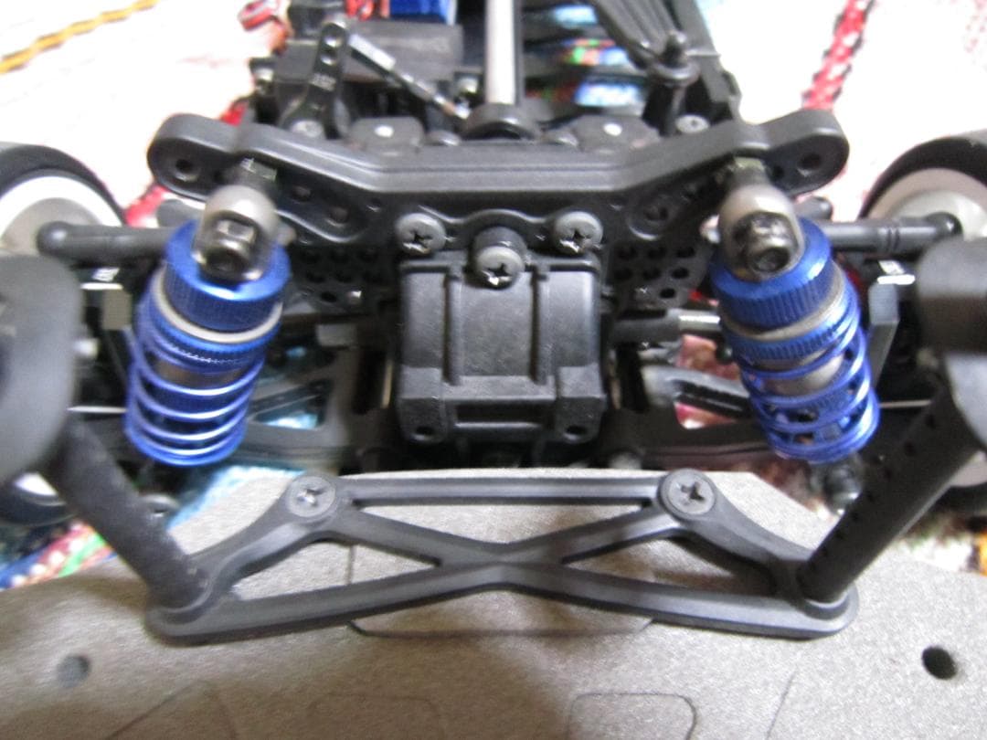 ヴォル　Yokomoって書いてあるラジコンカー　機械とかカバー付いてます