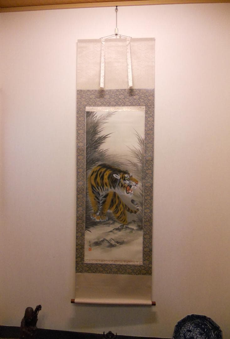 掛け軸 平井有因 猛虎 猛虎之図 絹本 希少 軸装 茶道具 掛軸 美品 です。