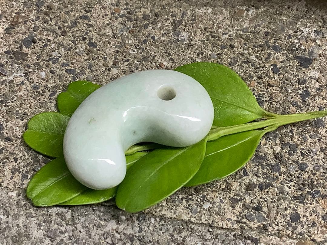 ⭕️神宿る幸運呼の勾玉　糸魚川翡翠ジェダイト　外部鑑定鑑別書取得　縁起物をお身近に