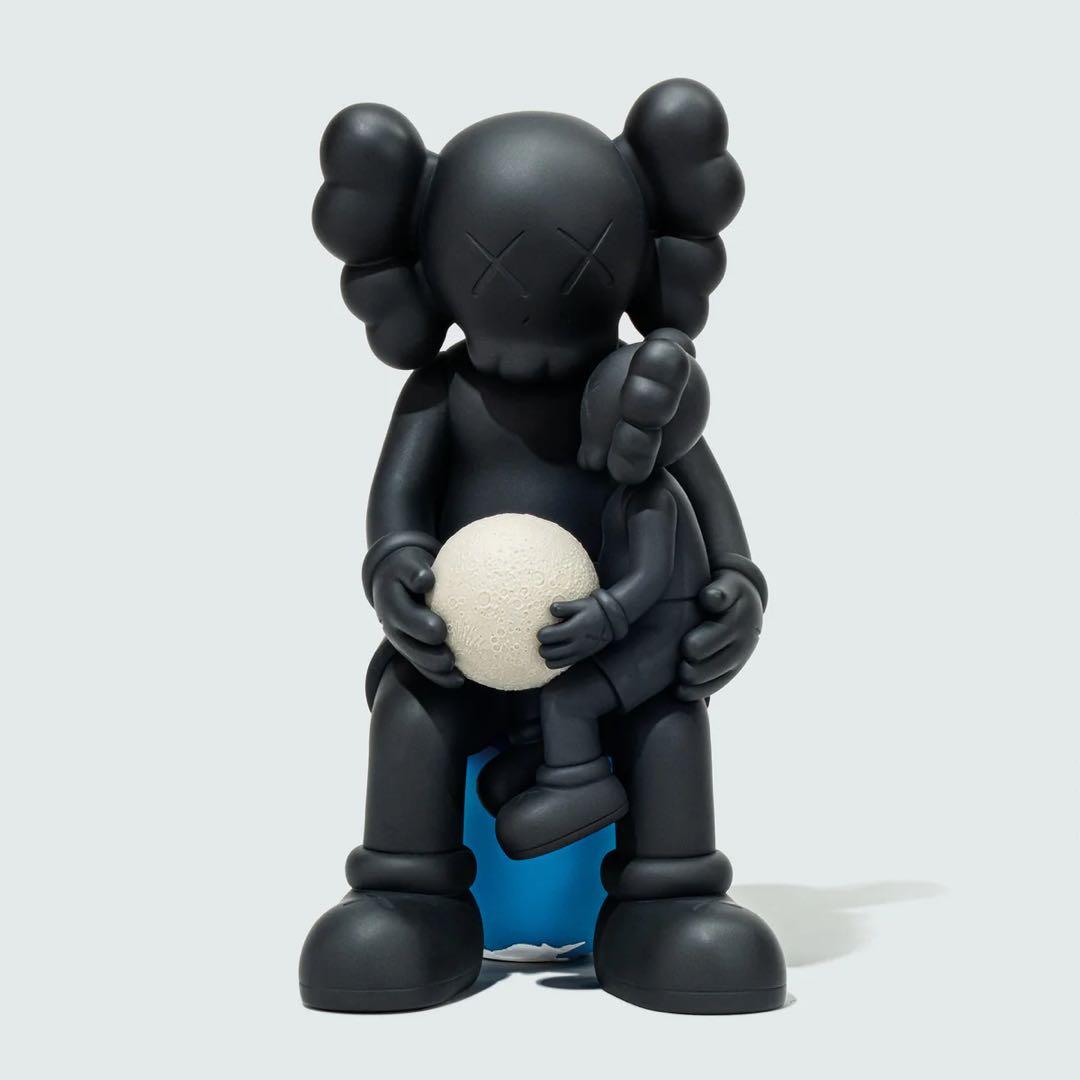 【k.k】KAWS:HOLIDAY THAILAND - BLACK 黒