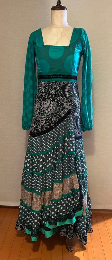 フラメンコ衣装グリーン× ブラックワンピースとチャレコのセットアップ