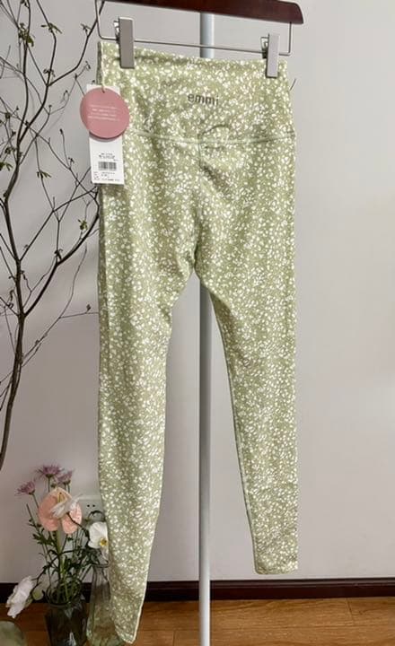 【エミヨガ新品2点セット❗️】ミニフラワーレギンス&ロゴアシンメトリーTシャツ