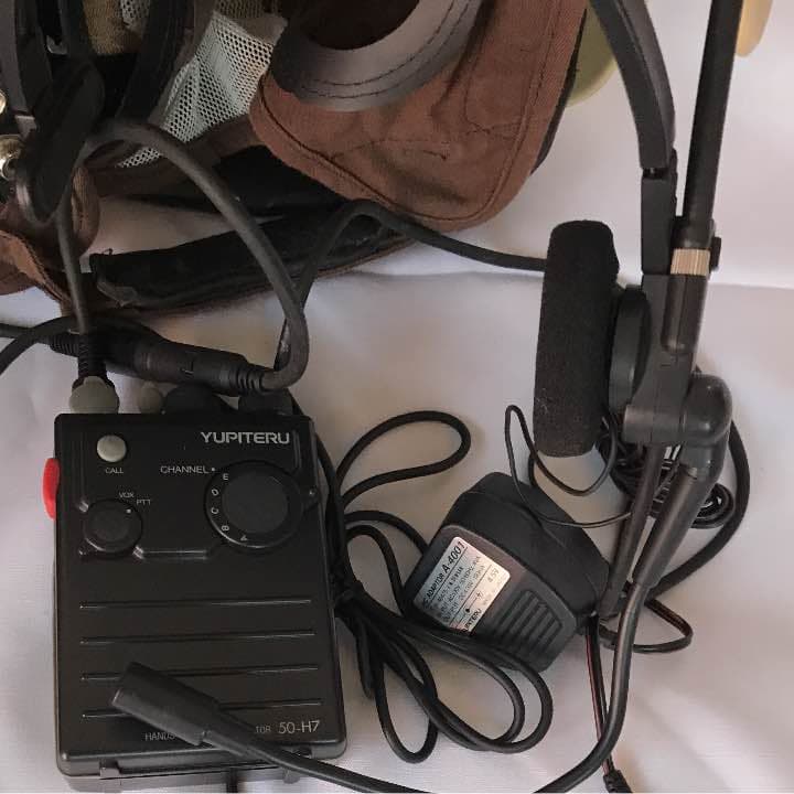 空港誘導員ヘルメットと無線機