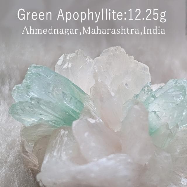 12.25g　グリーンアポフィライト　鉱物標本　アポフィライト　共生鉱物