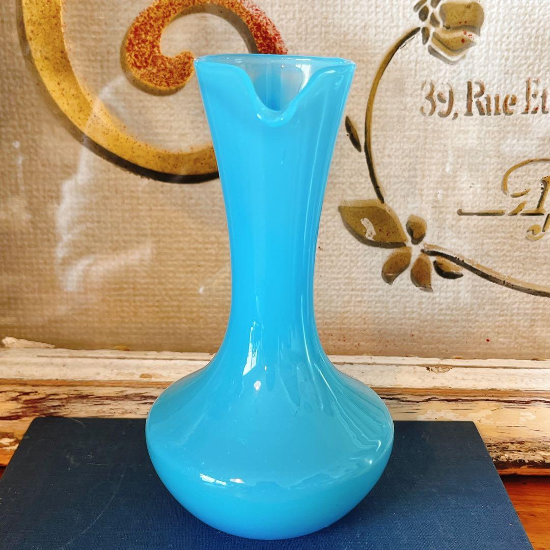 オパリンガラスのブルーピシェ