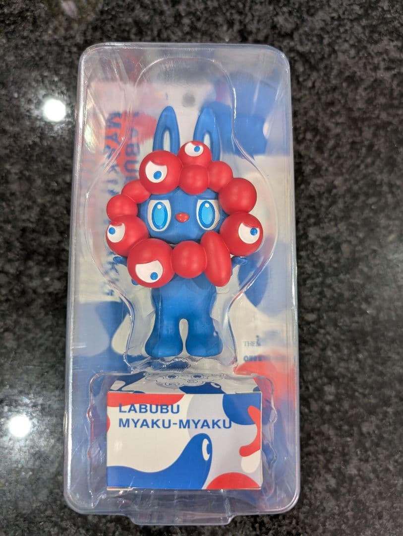 万博限定　ラブブ　ミャクミャク　フィギュア