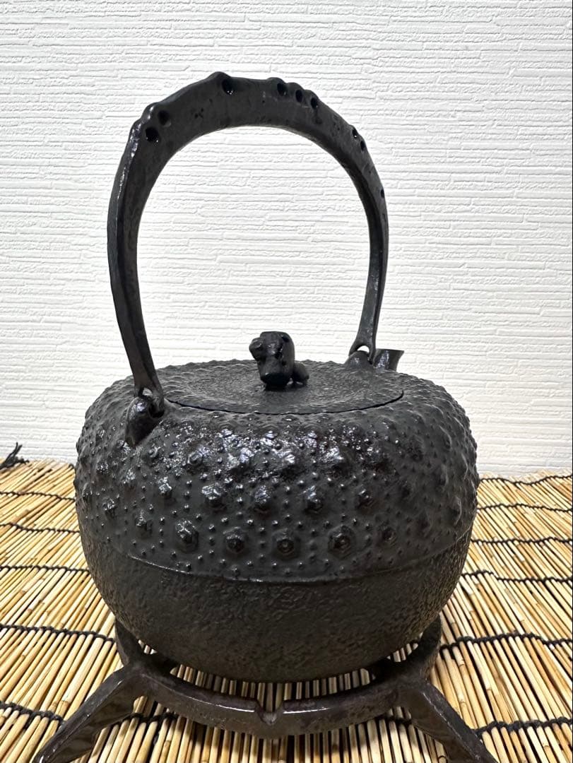 未使用保管品、供箱、付属品付　南部岩鋳造　１８型小槌亀甲　南部鉄瓶　南部鉄器