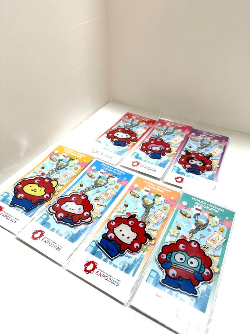 新品　サンリオ　ミャクミャクなりきりアクリルキーホルダー立ち