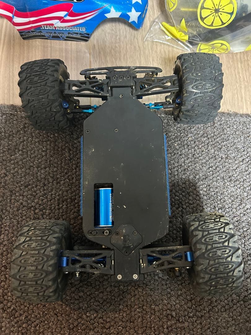 フルカスタム　アソシエイテッド　rc18mt モンスタートラック　スペアパーツ付