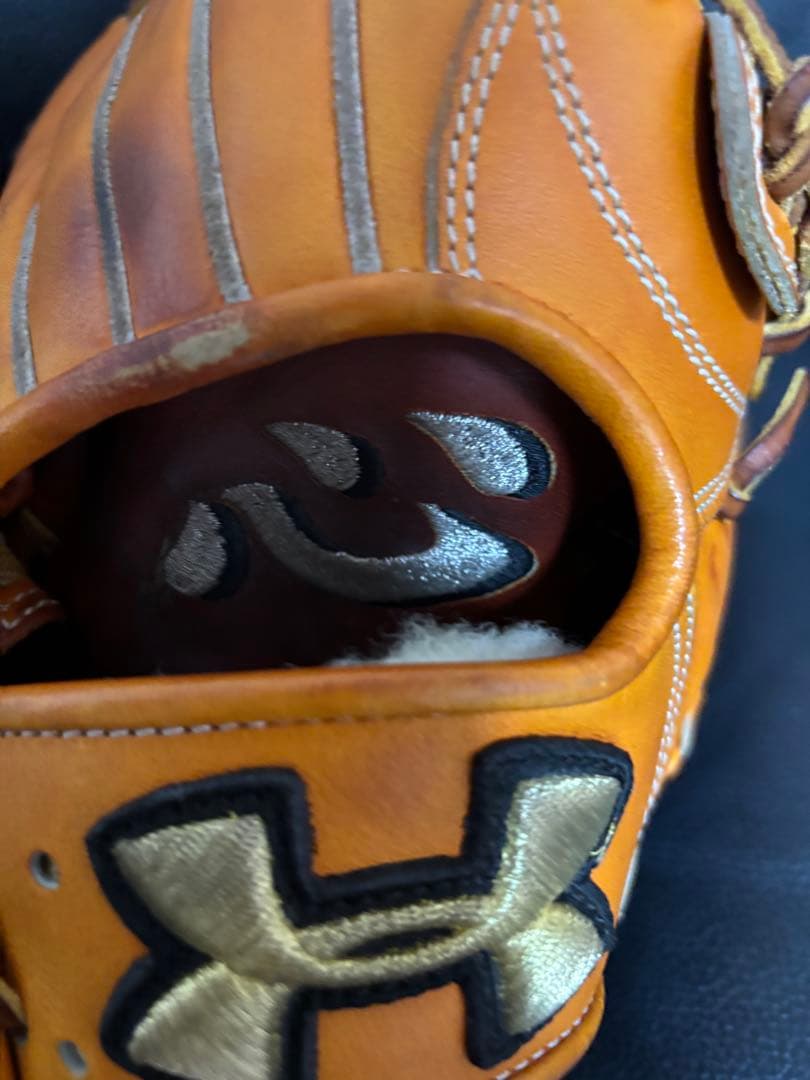 六*衛様 アンダーアーマー の硬式外野手