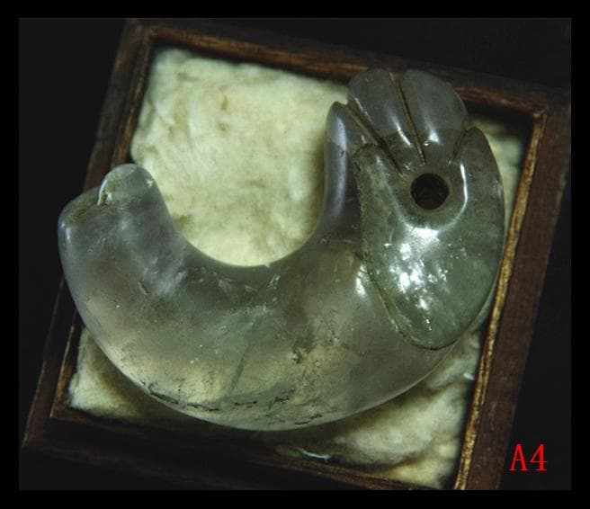 古墳期★表面風化★虹入り★特有な結晶が見られ★上古水晶製★特大丁字頭勾玉