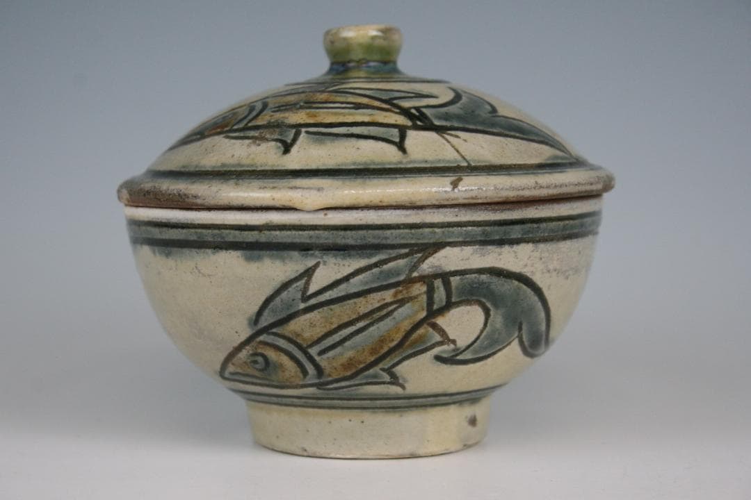 壺屋焼 人間国宝 金城次郎 作　魚文蓋物（タラフー）