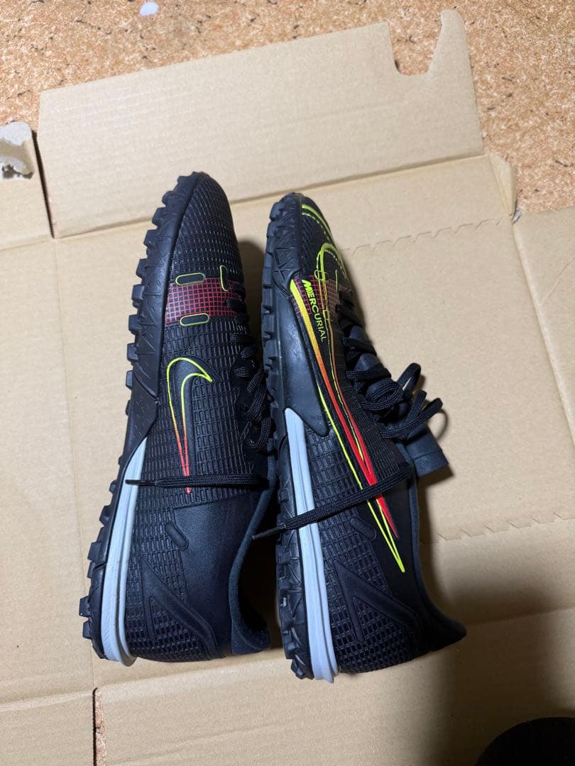 Nike フットサルシューズ ブラック/イエロー/レッド