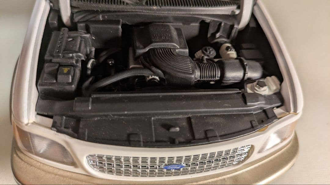 1/18 Ford エクスペディション（UTモデル製）