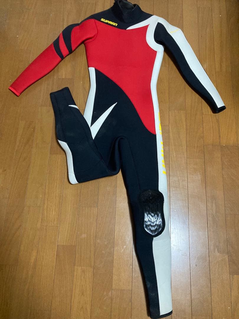 ウェットスーツ 赤・黒・白 スリムフィット